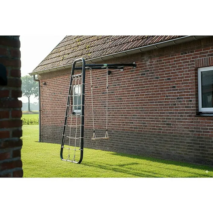 Exit Toys Schaukel GetSet Monkeybar MB110 - 173 x 115 x 248 cm, Stahl, Schwarz - Schwarzes Wandspielgerät aus Metall mit Kletternetz und Holzschaukel, an einer Ziegelwand montiert.