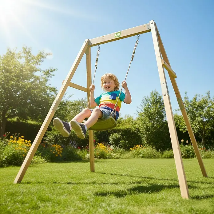 Exit Toys Schaukel Silvi Grow - B x L: 192 x 172 cm, Holz - Holzschaukel mit grünem Sitz. Ein Kind schaukelt fröhlich im Garten.