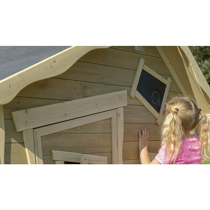 Exit Toys Spielhaus Crooky 150 - L x B x H: 208 x 145 x 171 cm, Holz, Grau/Beige - Kind spielt mit einem hellen Holzspielhaus, mit kleiner Tür, dunklem Dach und einer Tafel mit Kreidezeichnung.