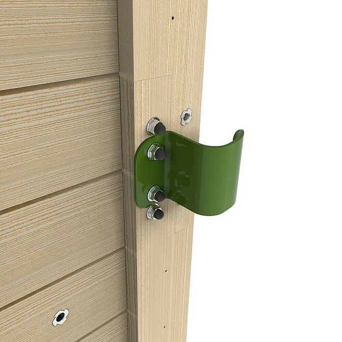 Exit Toys Kletterwand GetSet MB200/MB300 - Passend für: Klettergerüst GetSet Monkeybar MB200/MB300, 113 x 220 cm, Natur/Grün - Grüner Metallbügel an hellem Holzpfosten befestigt, mit schwarzen Abdeckkappen auf den Schrauben.