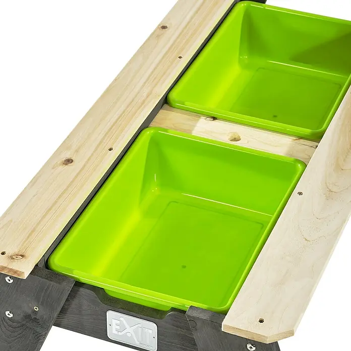 Exit Toys Kinder-Picknicktisch Aksent Sand- und Wassertisch-Set - L x B x H: 120 x 94 x 50 cm, Holz, 2 Bänke - Holzspieltisch mit zwei grünen Plastikwannen für Sand- und Wasserspiele.