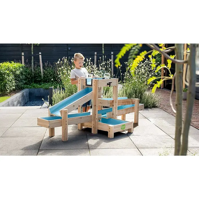 Exit Toys Wasserbahn Aquaflow - Holz, Natur/Blau, 221 x 73 x 90 cm - Hölzerner Wasser-Spieltisch mit blauen Rinnen, ein Kind spielt mit Wasser, mit Ebenen und Rutsche.