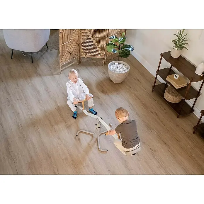 Exit Toys Wippe My First - L x B x H: 170 x 45 x 56 cm, Stahl, Pastell - Indoor-Wippe aus hellem Metall mit Holzgriffen und grauen Sitzen, von zwei Kindern benutzt.