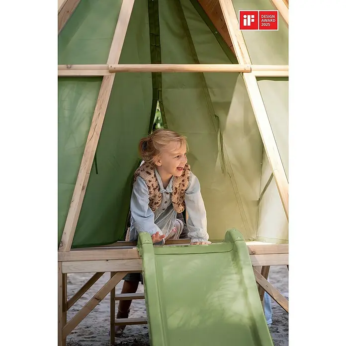 Exit Toys Spielhaus Yuki 300 - L x B x H: 226 x 124 x 219 cm, Holz, Natur/Grün - Ein Kind nutzt fröhlich ein Holzspielhaus mit grünem Stoffzelt und Rutsche.