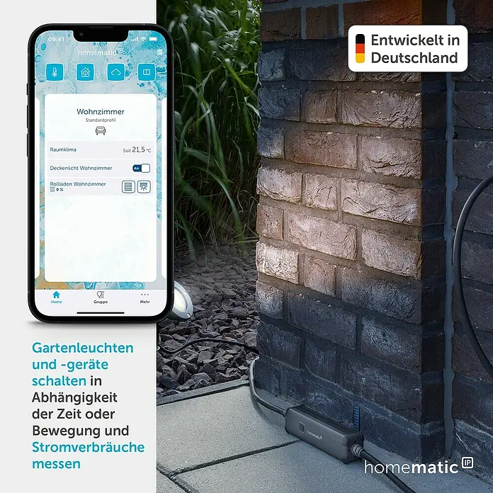 Homematic IP Smart-Steckdose Schalt-Mess-Kabel außen - IP44, Schwarz, 4,62 cm - Ein Smartphone zeigt eine Smart-Home-App, die eine intelligente Outdoor-Steckdose und Gartenleuchte zur Automatisierung und Strommessung steuert.