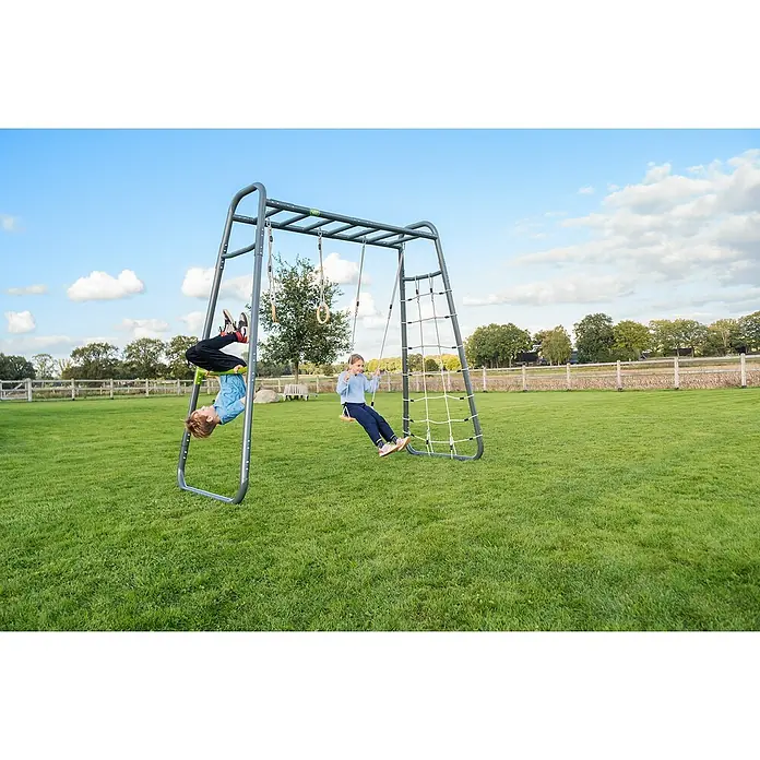 Exit Toys Klettergerüst GetSet Monkeybar MB210 - 331 x 115 x 248 cm, Stahl, Grau - Zwei Kinder spielen auf einem grauen Klettergerüst aus Metall mit Schaukel, Turnringen und Kletternetz.