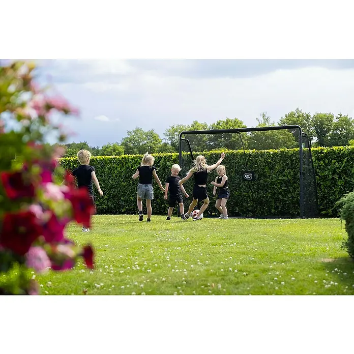 Exit Toys Fußballtor Finta - 300 x 200 cm, Mit Torwand, Schwarz - Schwarzes EXIT TOYS Fußballtor, mit Kindern die im Garten Fußball spielen.