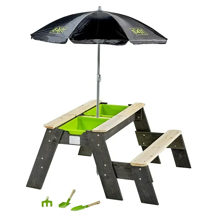 Exit Toys Kinder-Picknicktisch Aksent Sand- und Wassertisch-Set - L x B x H: 94 x 94 x 50 cm, Holz, 1 Bank - Kinder-Picknicktisch aus dunklem Holz mit hellen Bänken, zwei grünen Sand-/Wasserbehältern, schwarzem Sonnenschirm und grünem Spielzeug.