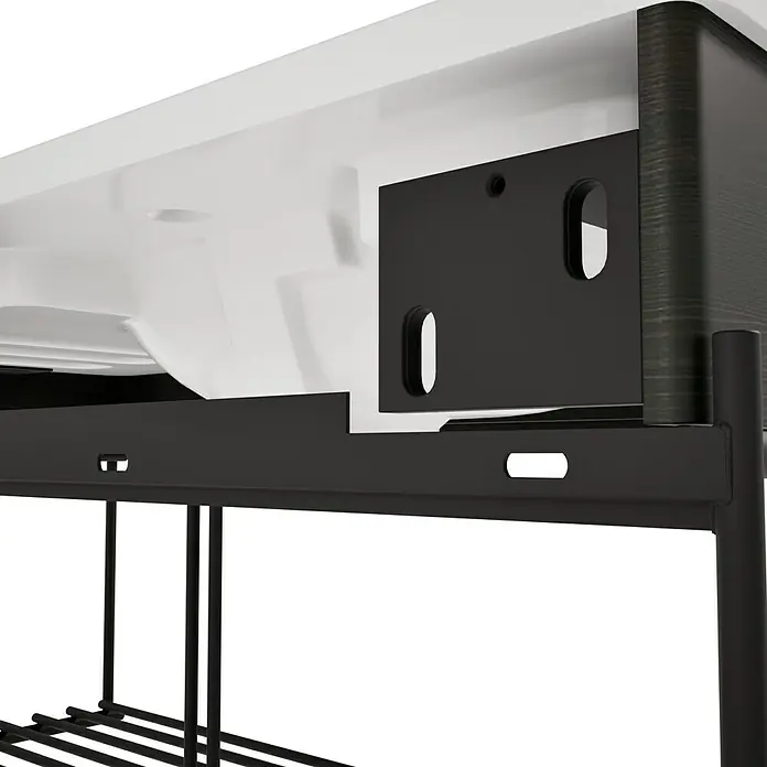 VitrA Equal Badmöbel-Set - Gesamtbreite Badmöbel: 103 cm, Weiß/Ulme, Glänzend, 3 -tlg., Mit Gestell - Unterseite eines weißen Schreibtischs mit schwarzem Metallrahmen, schwarzem Metall-Ablageregal und dunklem Holzpanel.