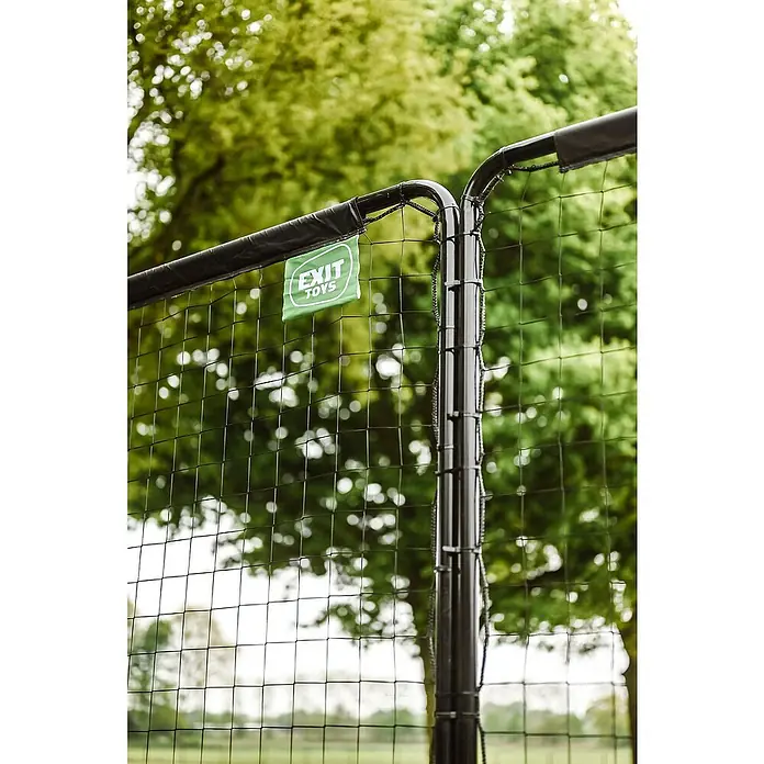 Exit Toys Sportnetz Backstop - 900 x 300 cm, Schwarz - Schwarzer Metallrahmen mit Netz und grünem "EXIT TOYS"-Etikett für ein Sporttor oder eine Absperrung im Freien.
