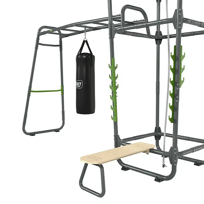 Exit Toys Klettergerüst Getset Powerstation PS610 - 606 x 225 x 322 cm, Stahl, Grau/Grün - Graue Outdoor-Fitnessanlage aus Metall mit Kletterstangen, Boxsack, grünen Klettergriffen und Holzbank.