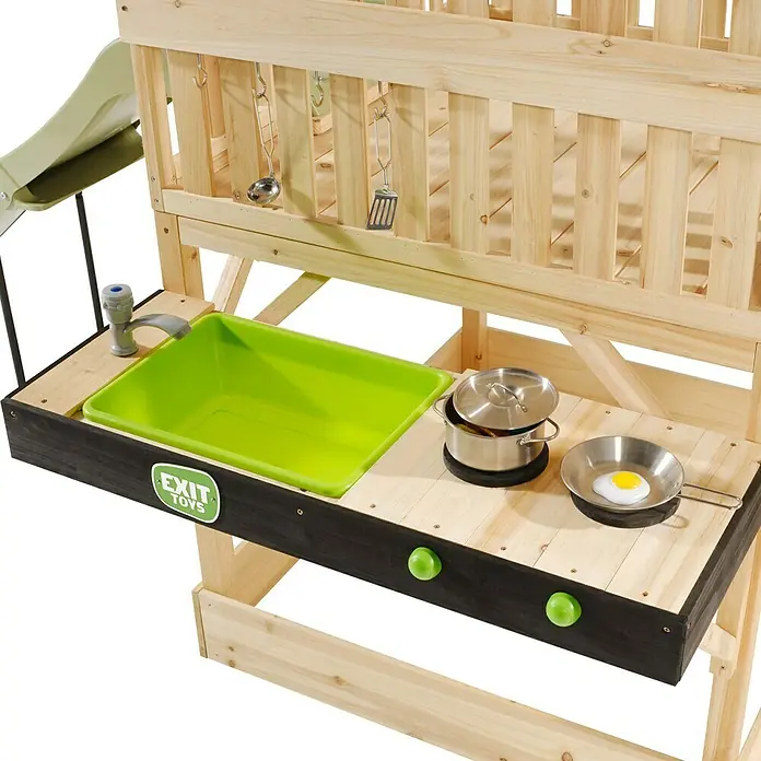 Exit Toys Spielhaus Panorama 350 - L x B x H: 267 x 146 x 203 cm, Holz, Natur - Holzspielküche mit grüner Spüle, Spielwasserhahn, Metalltöpfen und Pfannen.