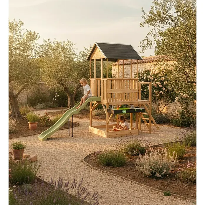 Exit Toys Spielhaus Panorama 550 - L x B x H: 347 x 146 x 230 cm, Holz, Natur - Spielturm aus Holz mit grüner Rutsche und Sandkasten, von zwei Kindern im Garten genutzt.