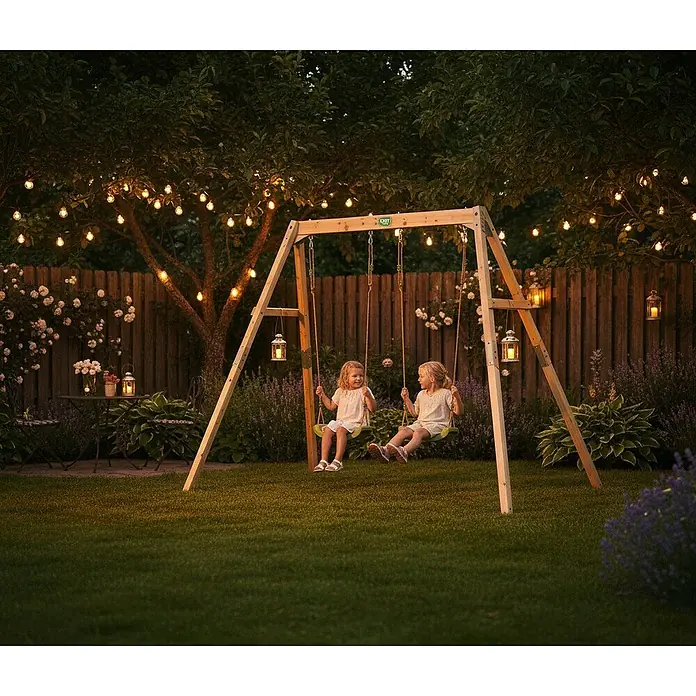 Exit Toys Schaukel Silvi Duo - B x L: 192 x 247 cm, Holz - Ein Holzschaukelgerüst mit zwei Schaukeln, von zwei Mädchen in einem gemütlichen Garten bei Dämmerung genutzt.