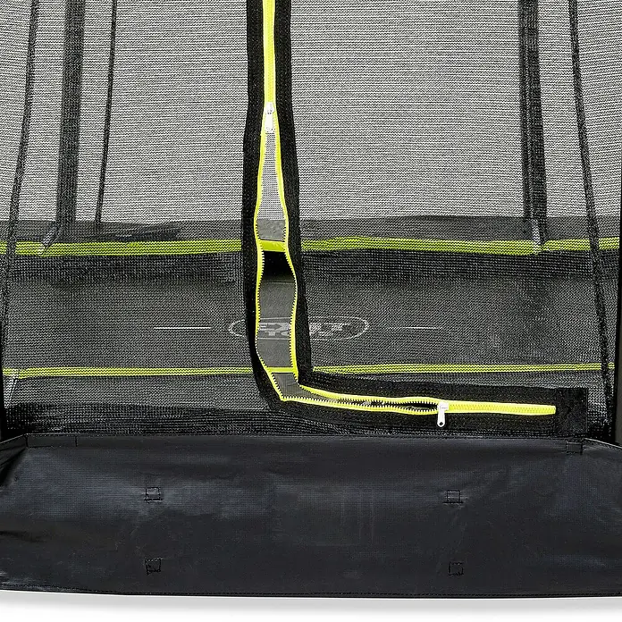 Exit Toys Trampolin Silhouette Bodentrampolin mit Sicherheitsnetz - Durchmesser: 244 cm, Schwarz - Schwarzes Trampolin-Sicherheitsnetz mit teilweise geöffnetem gelbem Reißverschluss, gelbem Streifen und schwarzem Sockel.