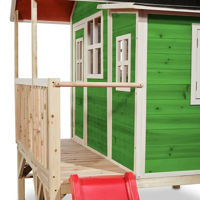 Exit Toys Spielhaus Loft 350 - L x B x H: 322 x 190 x 215 cm, Holz, Grün - Grünes Holzspielhaus mit naturfarbenem Veranda-Geländer und roter Rutsche.