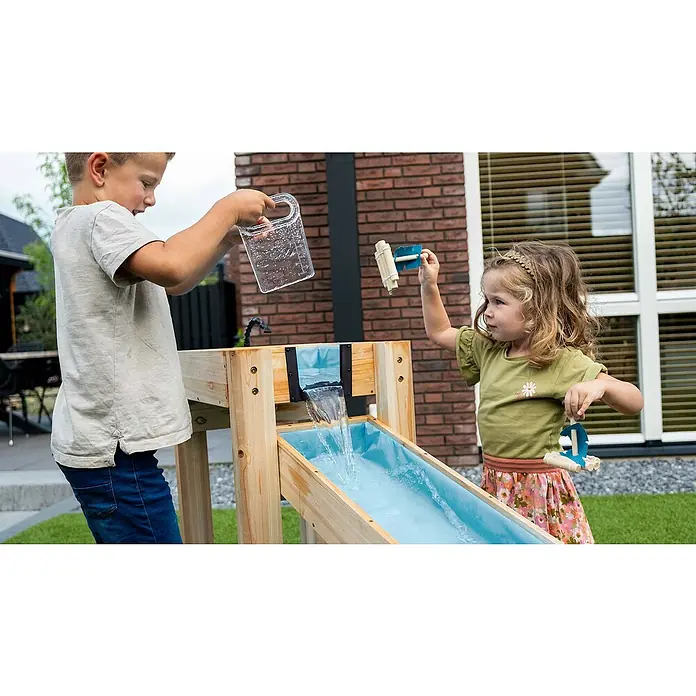 Exit Toys Wasserbahn Aquaflow - Holz, Natur/Blau, 140 x 73 x 90 cm - Kinder spielen mit einem Wasserspieltisch aus Holz, gießen Wasser in die blauen Kanäle und lassen kleine Boote schwimmen.