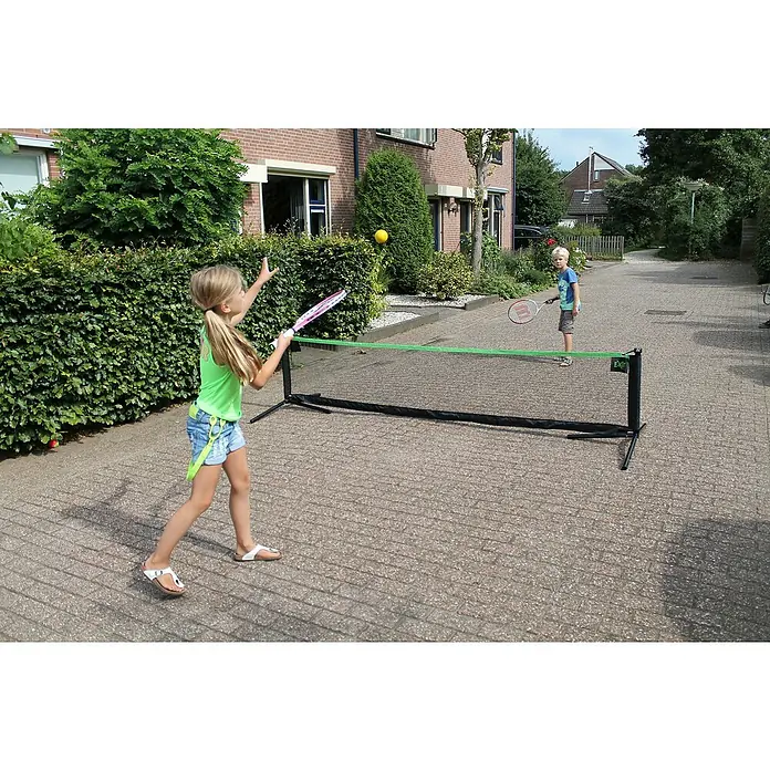 Exit Toys Sportnetz - Höhenverstellbar, 300 x 155 cm, Stahl - Tragbares Tennisnetz mit schwarzem Rahmen und grünem Netz, von Kindern im Freien verwendet.