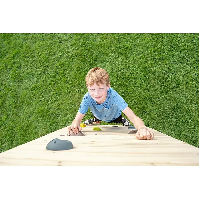 Exit Toys Kletterwand GetSet MB200/MB300 - Passend für: Klettergerüst GetSet Monkeybar MB200/MB300, 113 x 220 cm, Natur/Grün - Ein Kind klettert an einer Holzkletterwand mit bunten Griffen.