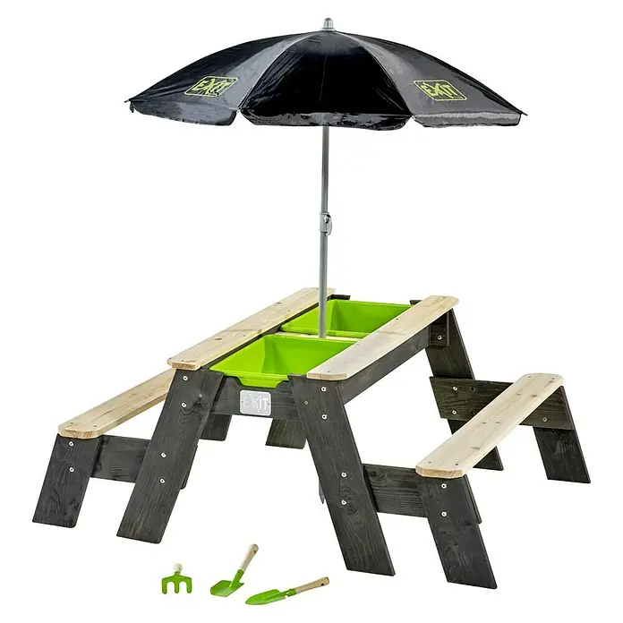Exit Toys Kinder-Picknicktisch Aksent Sand- und Wassertisch-Set - L x B x H: 120 x 94 x 50 cm, Holz, 2 Bänke - Kindertisch aus dunklem Holz mit hellen Sitzen, zwei grünen Spielbehältern, schwarzem Sonnenschirm und kleinen grünen Gartengeräten.