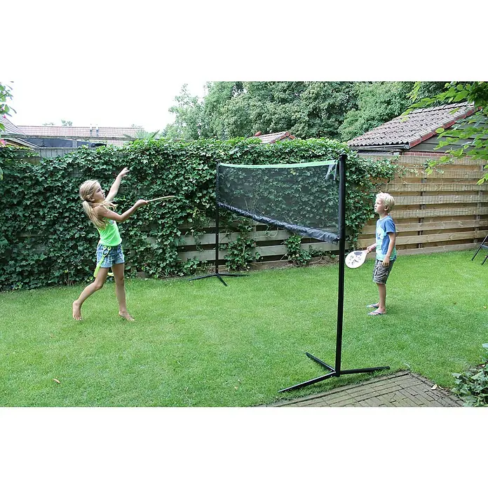 Exit Toys Sportnetz - Höhenverstellbar, 300 x 155 cm, Stahl - Tragbares schwarz-grünes Badmintonnetz, von zwei Kindern im Garten benutzt.