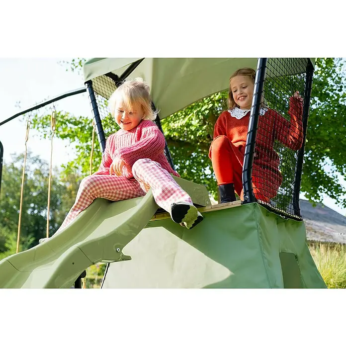Exit Toys Spielhaus Ivy - L x B x H: 253 x 340 x 216 cm, Holz, Grün/Schwarz, Mit Rutsche und Doppelschaukel - Grünes Outdoor-Spielgerät mit Rutsche, von zwei Kindern genutzt.