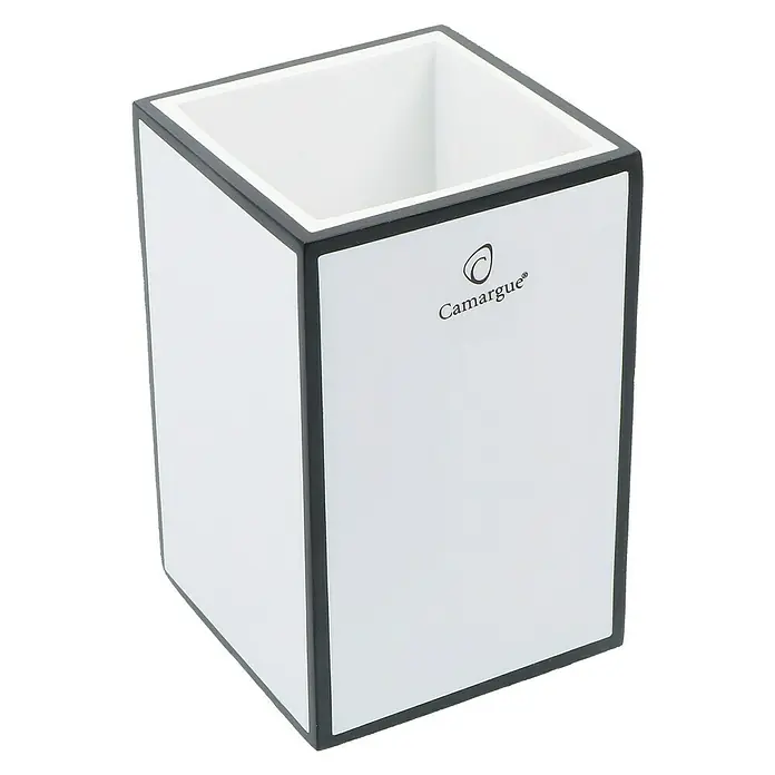 Camargue Couture Zahnputzbecher - Polyresin, Weiß/Schwarz - Ein eleganter, weißer Stifthalter mit dunklem Rand und dem "Camargue"-Logo, ideal für die Organisation auf dem Schreibtisch.