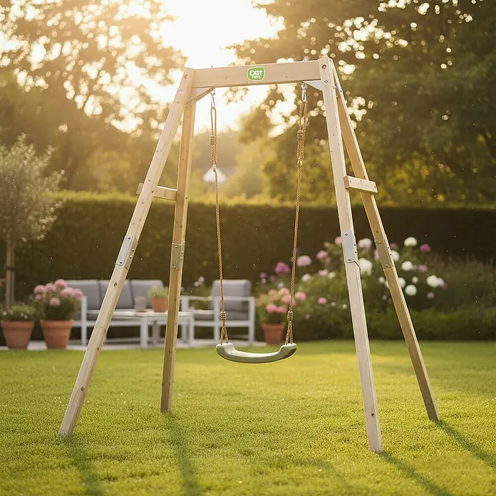 Exit Toys Schaukel Silvi Grow - B x L: 192 x 172 cm, Holz - Hölzernes Schaukelgerüst mit grünem Plastiksitz in einem sonnigen Garten.