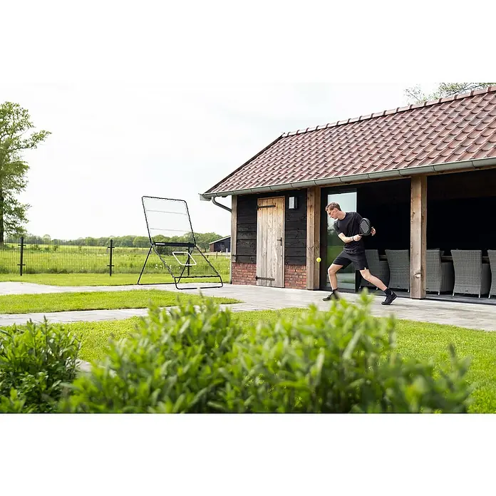 Exit Toys Sportnetz Smash Padel Rebounder - 164 x 124 x 202 cm, Stahl, Schwarz - Schwarzes Reboundernetz mit weißem Ziel, von einem Mann zum Padel-Training im Freien genutzt.