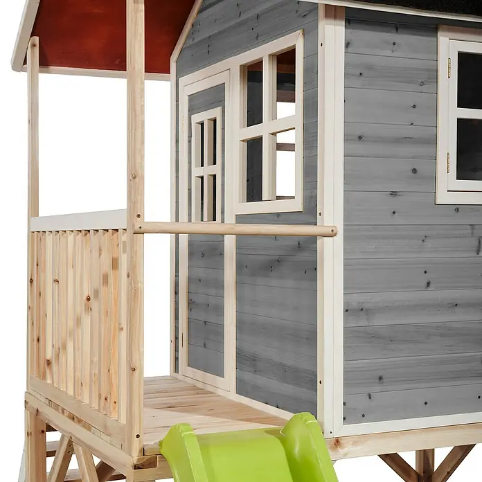 Exit Toys Spielhaus Loft 500 - L x B x H: 329 x 190 x 253 cm, Holz, Grau - Holzhäuschen mit grauen Wänden, natürlichen Holzgeländern, rotem Dach und grüner Rutsche.