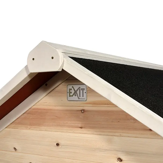 Exit Toys Spielhaus Loft 100 - L x B x H: 149 x 135 x 159 cm, Holz, Natur - Detail eines Spielhausdachs aus hellem Holz mit weißem Rahmen, dunkler Dachabdeckung und einem silbernen 'EXIT TOYS.COM' Schild.