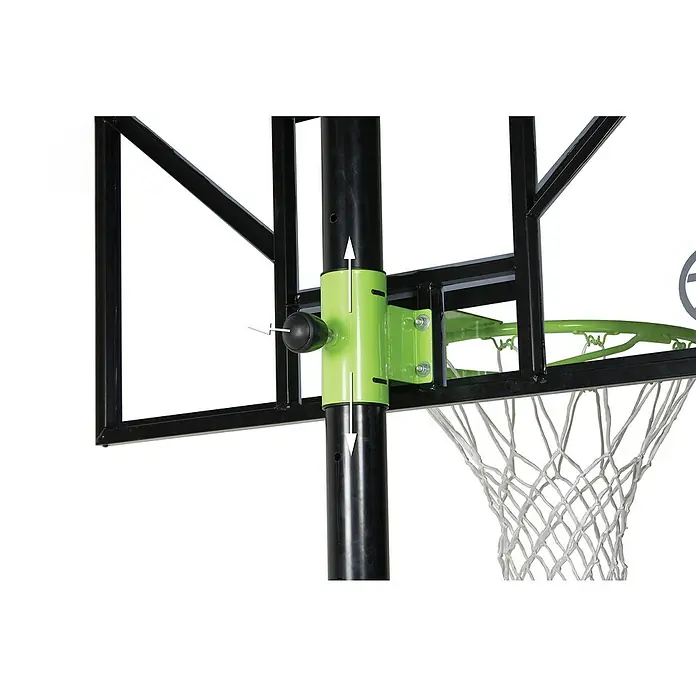Exit Toys Basketballkorb Comet - 106 x 365 cm, Versetzbar, Grün/Schwarz - Nahaufnahme des grünen Höhenverstellmechanismus eines Basketballkorbs mit schwarzem Knopf an schwarzem Pfosten, zeigt Höhenanpassungspfeile.