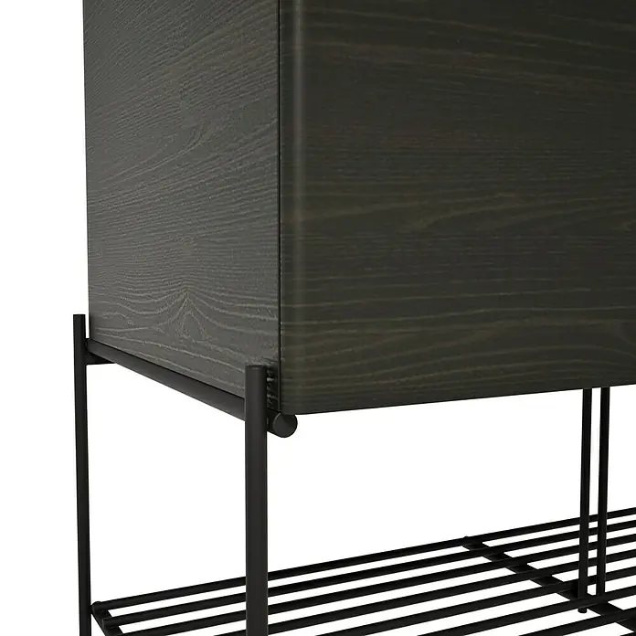 VitrA Equal Badmöbel-Set - Gesamtbreite Badmöbel: 103 cm, Weiß/Ulme, Glänzend, 3 -tlg., Mit Gestell und Schublade - Dunkelbrauner Holzschrank auf schwarzem Metallgestell, Teil eines modernen Regalsystems.