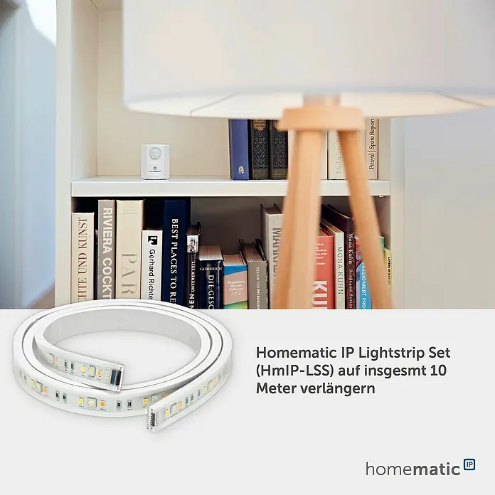 Homematic IP LED-Stripes Verlängerung - Länge: 1 m, RGBW, 24 W - Ein aufgerollter weißer LED-Lichtstreifen für Smart Home Beleuchtung, vor einem Bücherregal im Wohnbereich gezeigt.