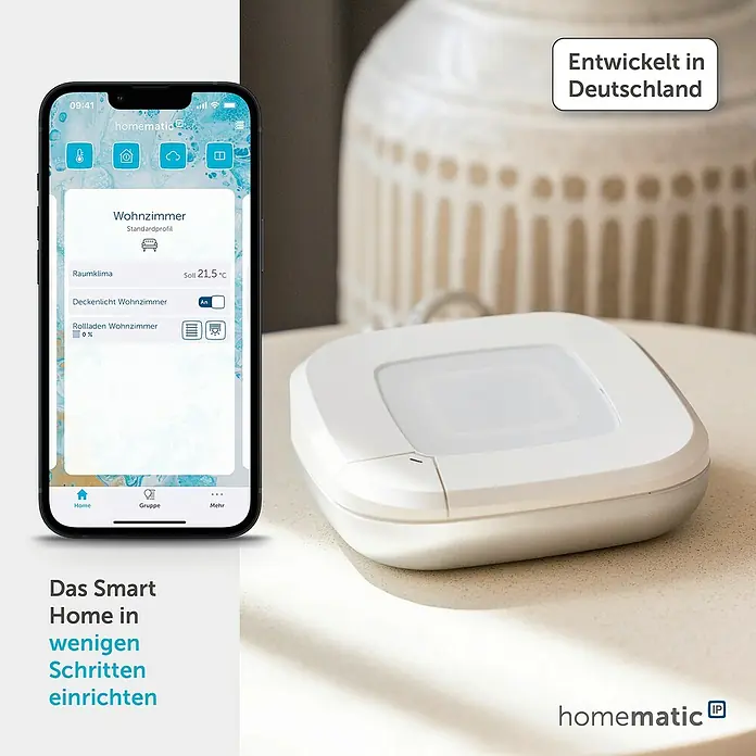 Homematic IP Set Fußbodenheizung HmIP-FALMOT-C8 mit Steuerzentrale Access Point 2 - Weiß - Weißes homematic IP Smart-Home-Gerät neben einem Smartphone mit Steuerungs-App für Wohnzimmerfunktionen.