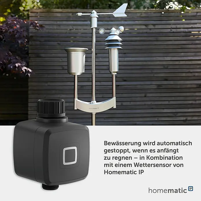 Homematic IP Bewässerungsautomat HmIP-WSM - Betriebsdruck: 0,9 bar - 9 bar, Durchflusssensor: 2 - 45 L/min - Schwarze Bewässerungssteuerung und silberne Wetterstation in einem Garten. Die Wetterstation stoppt Bewässerung bei Regen.