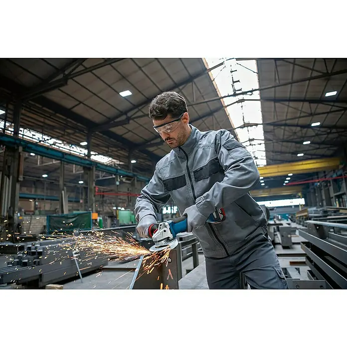Bosch Professional AMPShare 18V Akku-Winkelschleifer GWS 18V-10 P PRO - 2 Akkus, Durchmesser Scheibe: 125 mm - Mann in Schutzkleidung verwendet einen blau-grauen Winkelschleifer, um Metall zu schneiden, wobei Funken fliegen.