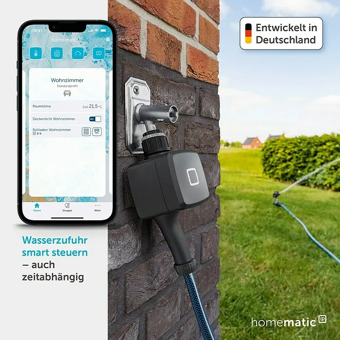 Homematic IP Bewässerungsautomat HmIP-WSM - Betriebsdruck: 0,9 bar - 9 bar, Durchflusssensor: 2 - 45 L/min - Homematic IP Smart-Wassersteuerung an Außenwasserhahn auf Ziegelwand, bewässert Rasen. Ein Smartphone zeigt die Steuerungs-App.