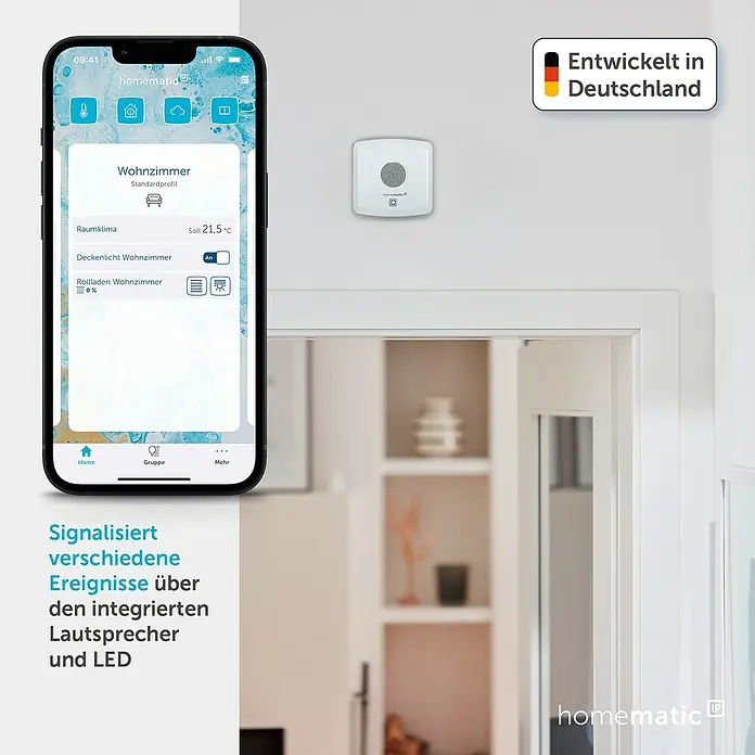 Homematic IP Bewegungsmelder Kombisignalgeber - Weiß, L x B x H: 18,4 x 18,7 x 9,7 cm - Weißer quadratischer Homematic IP Smart-Home-Signalgeber mit zentralem Lautsprechergitter an einer Wand, interagierend mit einer Smartphone-App.