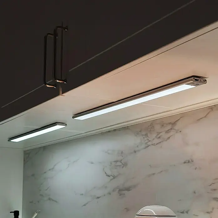 Ledvance LED-Unterbauleuchte Linear Flat Sensor + USB - Länge: 40 cm, Mehrfarbig - Zwei schlanke, silberne LED-Unterbauleuchten, die eine Küchenrückwand beleuchten.