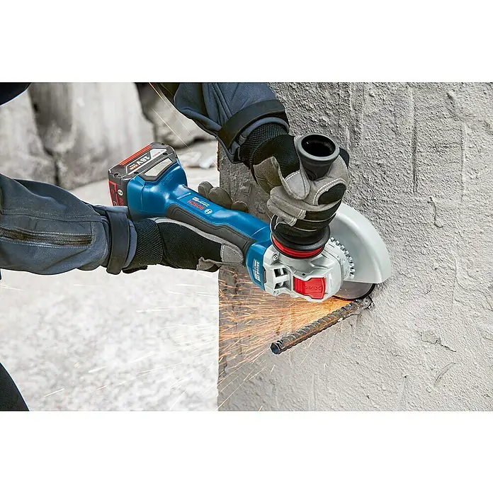 Bosch Professional AMPShare 18V Akku-Winkelschleifer GWS 18V-10 P PRO - 2 Akkus, Durchmesser Scheibe: 125 mm - Person schneidet Bewehrungsstahl mit blauem Bosch 18V Akku-Winkelschleifer, Funken fliegen.