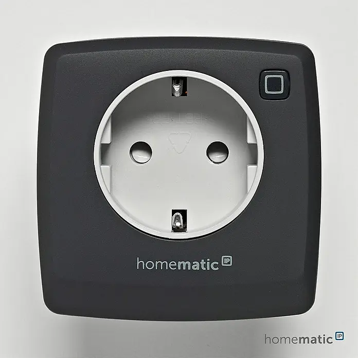 Homematic IP Smart-Steckdose HmIP-PS-2-A - IP20, Anthrazit, 3.680 W, 13 A - Dunkelgraue Homematic IP Smart-Steckdose mit hellgrauem Schuko-Einsatz und Taste.