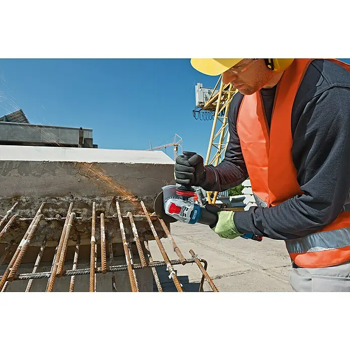 Bosch Professional AMPShare 18V Akku-Winkelschleifer GWS 18V-10 P PRO - 2 Akkus, Durchmesser Scheibe: 125 mm - Arbeiter nutzt blauen und schwarzen Akku-Winkelschleifer, um Bewehrungsstahl zu schneiden, Funken auf Baustelle erzeugend.