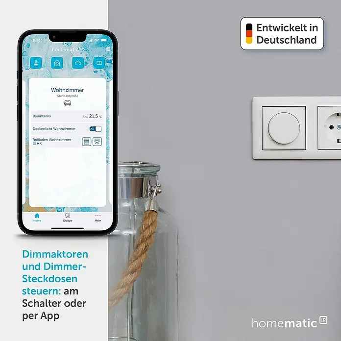 Homematic IP Funk-Wandtaster HmIP-WRCR - Weiß, Batteriebetrieben, 29 x 86 x 86 mm - Smartphone mit Homematic IP App, daneben Wanddimmer und Steckdose. Text: 'Dimmaktoren und Dimmer-Steckdosen steuern: am Schalter oder per App. Entwickelt in Deutschland.'