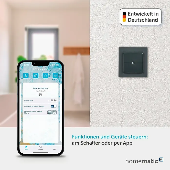 Homematic IP Funk-Wandtaster HmIP-WRC2-A-2 - 2-fach, Batteriebetrieben, 19 x 86 x 86 mm, Anthrazit - Ein Smartphone zeigt eine Smart-Home-App und einen dunkelgrauen Smart-Wandschalter an einer strukturierten Wand.