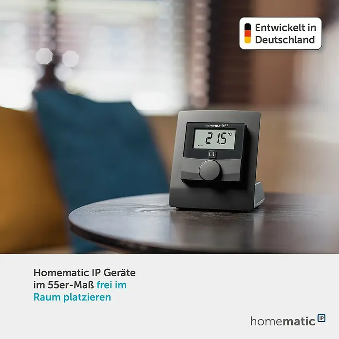 Homematic IP Halterung Tischaufsteller HmIP-DS55-A - Batteriebetrieben, 7,9 x 9 x 6,7 cm, Anthrazit - Dunkelgrauer Homematic IP Raumthermostat auf einem Tisch, zeigt 21,5 °C, in häuslicher Umgebung.