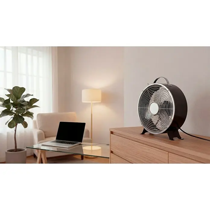 Voltomat Tischventilator Retro - Farbe: Schwarz, Silber, Durchmesser: 25 cm - Schwarzer und silberner Ventilator mit Metallgitter, auf einem Holzschrank in einem hellen Wohnzimmer.