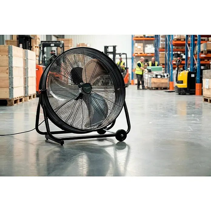 Voltomat Bodenventilator Industrieventilator mit Rollen - 250 W, Schwarz, 60 cm - Großer, schwarzer Industrie-Bodenventilator mit Rollen in einem Lagerhaus.