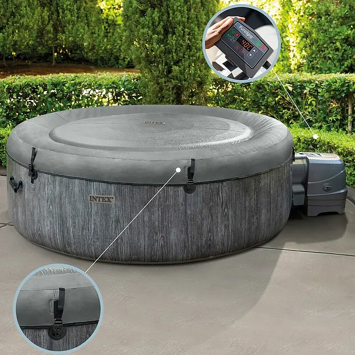 Intex Pure Spa Mobil-Whirlpool Greywood Deluxe Bubble - Ø x H: 196 x 71 cm, Grau, 795 l - Intex PureSpa aufblasbarer Whirlpool mit Holzmaserung und grauer Abdeckung im Garten. Eine Fernbedienung mit 40°C ist hervorgehoben.