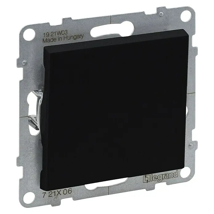 Legrand Suno Conmutador - Negro, Montaje en la pared, Modelo de mecanismos: x 1 - Módulo interruptor eléctrico negro sobre marco de montaje metálico plateado con logo Legrand.